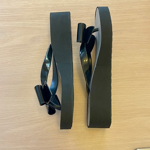 NIB Black wedge flip flops - Picture 5 of 6